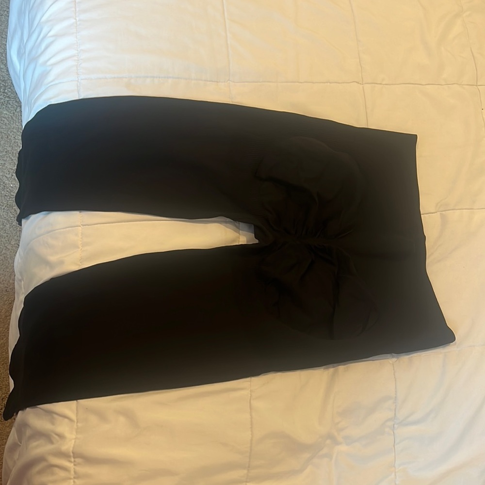 Black seamless booty lifting leggings
